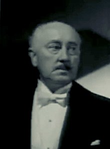 Halliwell Hobbes (1937), in Fit For A King.jpg