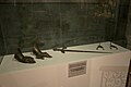 Handschoenen, zwaard en sporen van Jan van Veerdeghem in de crypte van de basiliek