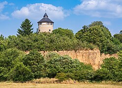 Heilbronn - Böckingen - Ziegeleipark - Blick von Westen auf Löss-Steilwand mit Wasserturm (1.2).jpg