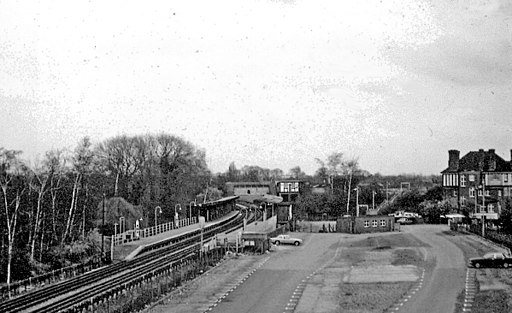 Hillingdon 1978 station geograph-3676852-by-Ben-Brooksbank