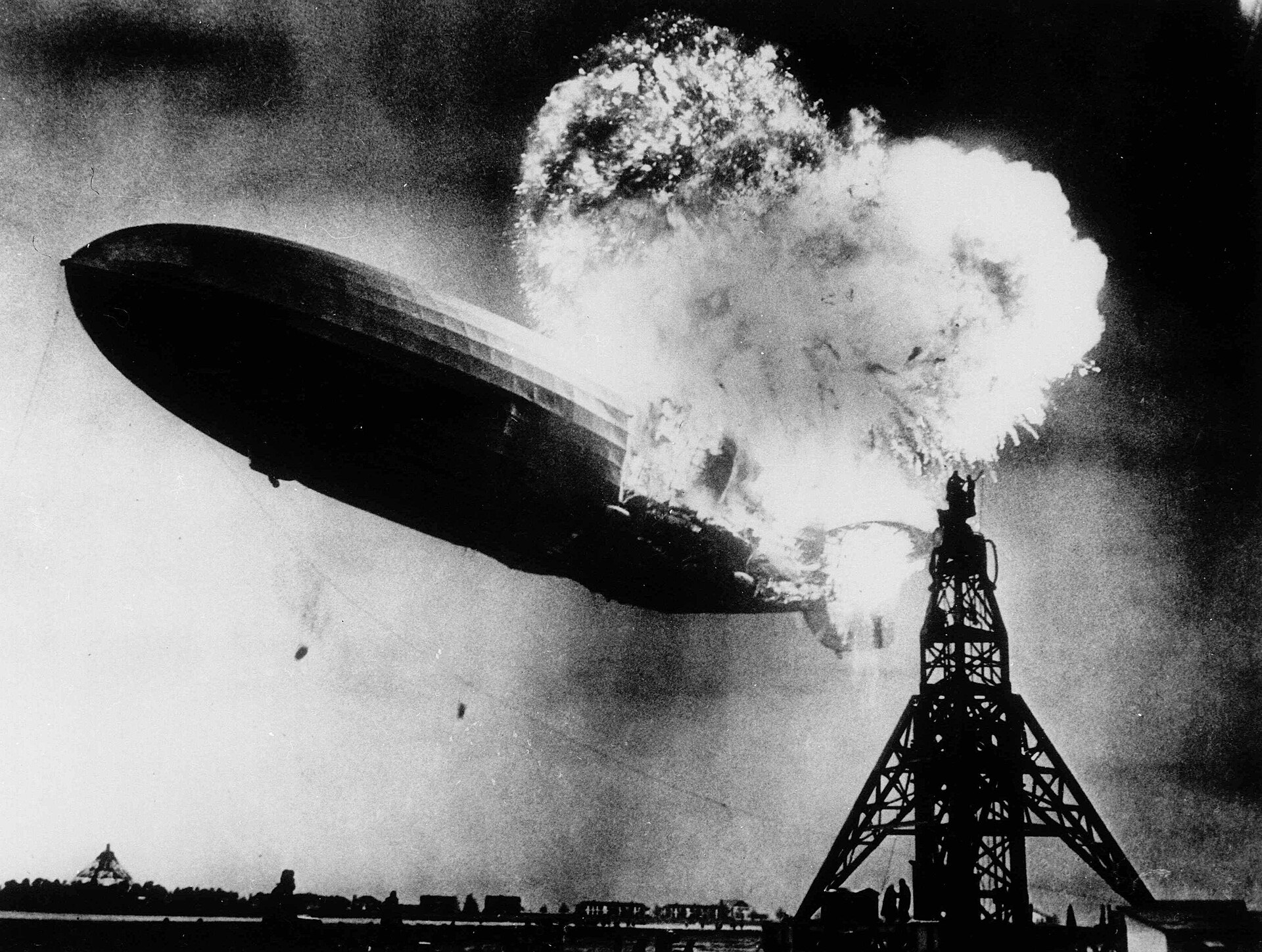 1920px-Hindenburg_burning%2C_1937.jpg