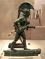 Deutsch: Lanzenkämpfer, Aufsatzfigur eines Bronzekessels, um 510 v. Chr., aus dem Zeus-Heiligtum von Dodona, Antikensammlung im Alten Museum Berlin