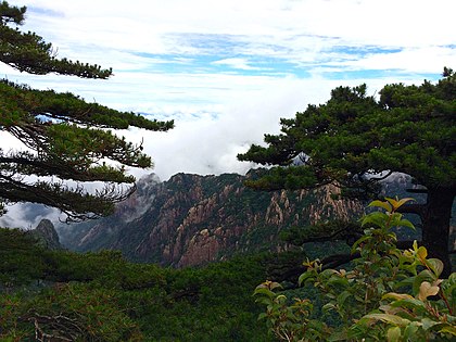 View from the Shixin Peak (始信峰, lit. "Starting-to-believe Peak")