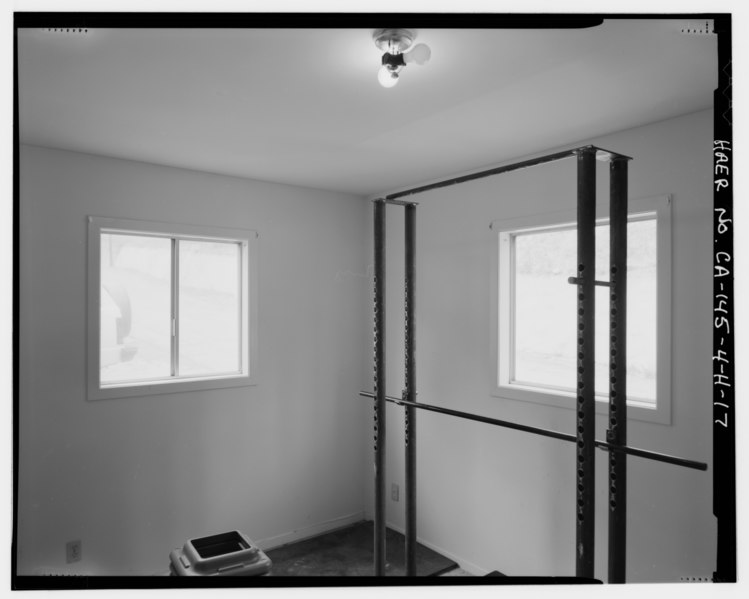 File:INTERIOR OF BEDROOM NO. 3 SHOWING MODERN ALUMINUM-FRAMED SLIDING-GLASS WINDOWS WITH WOOD SURROUNDS ON SOUTHWEST AND NORTHWEST WALLS. VIEW TO WEST. - Bishop Creek Hydroelectric HAER CAL,14-BISH.V,5H-17.tif