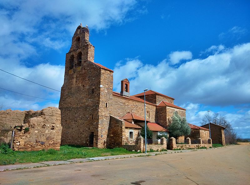 File:Iglesia de Quintana del Marco.jpg