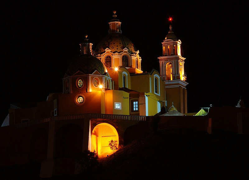 File:Iglesia de los remedios de Cholula (de Noche).jpg