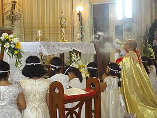 Gracias at St. Peter's Church, Bandra – incensing the Blessed Sacrament during Benediction