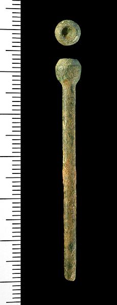 File:Incomplete cast copper alloy hair pin of Roman date, probably the first or second century (AD 43 - AD 200). (FindID 92123).jpg