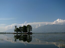 India - Srinagar - 019 - Insula Char Chinar pe Lacul Dal.jpg