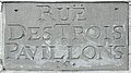 Inscription de la rue des Trois Pavillons.