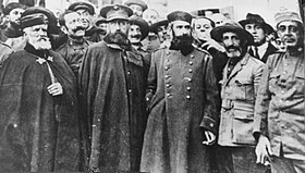 Spanish chiefs and officers after being released after the negotiations that the government of Garcia Prieto held with Abd el-Krim and that a sector of the Spanish army described as "unworthy". Izquierda a derecha, Coronel Araujo, General Navarro, Tte. Coronel Manuel Lopez Gomez, Tte. Coronel Eduardo Perez Ortiz, Comandante de Caballeria Jose Gomez Zaragoza, embarcados de vuelta a Melilla.jpg