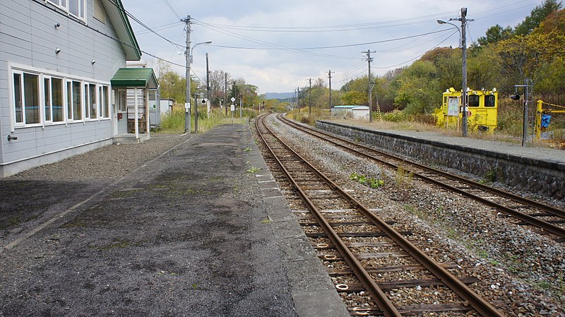 File:JR Soya-Main-Line Saku Station Platform.jpg