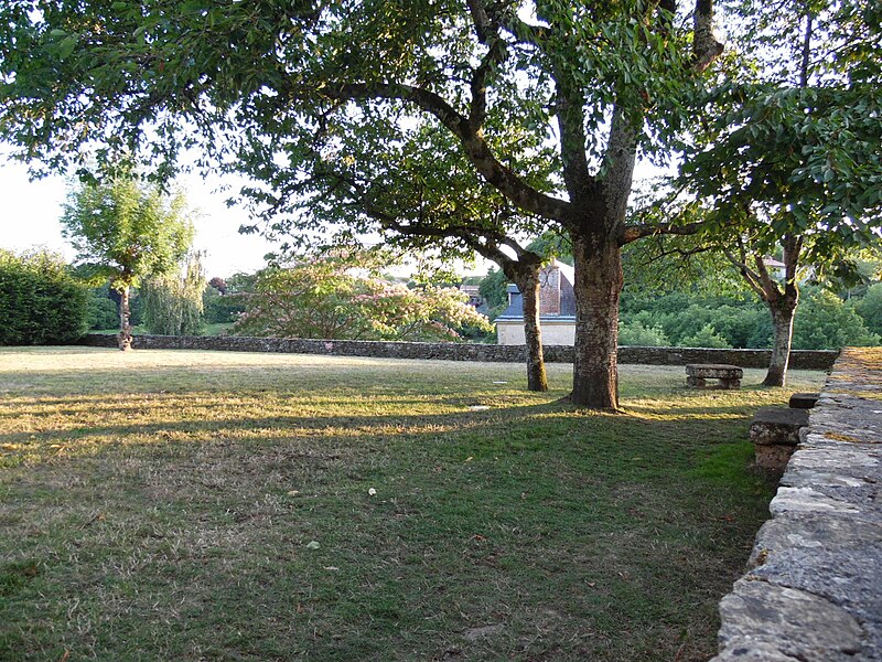 File:Jardin Public - Vouvant.jpg