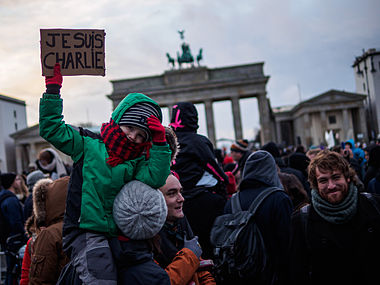 Демонстрация возле Бранденбургских ворот в Берлине