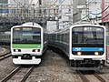 併走する山手線と京浜東北線の電車。色の違いによってどちらの路線の電車なのかを見分けることができる。
