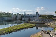 Deutsch: Das Kraftwerk Kalsdorf staut die Mur südlich von Graz. Die beiden Kaplan-Rohrturbinen haben eine Leistung von 19 MW. Die Wanderung der Fische ist durch einenFischaufstieg gewährleistet. English: The Hydroelectric power station Kalsdorf retains the river Mur in the south of Graz. The two Kaplan bulb turbines are providing an output of 19 MW. The powerplant is equiped with a fish ladder fish migration.