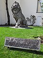 English: The Lion called Swapo and plaque as memorial at the catholic academy in bavaria. Originally he stood at Wittelbacher Palais, the later Gestapo headquarters. Deutsch: Der Steinlöwe Swapo und die Gedenkplatte als Mahnmal vor der Katholischen Akademie Bayern. Ursprünglich stand er am Wittelsbacher Palais, der späteren Gestapo-Zentrale. Er soll an den Publizisten Fritz Gerlich erinnern, der 1943 von den Nazis in Dachau ermordert wurde.