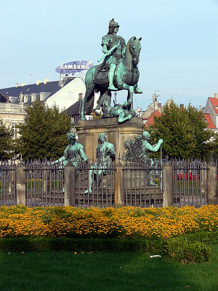 File:Kbh Friedrich V statue, Kongens Nytorv 1.jpg