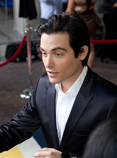 File:Kevin Zegers TIFF 2012 b.jpg