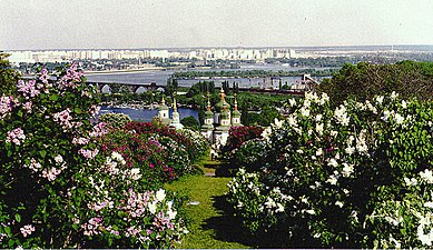 kyiv National Botanical Garden bredvid Výdubychi-klostret i bakgrunden