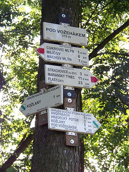 File:Kožlany, rozcestník Pod Vožehákem.jpg