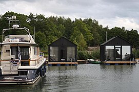 Port de Koguva et maisons flottantes.