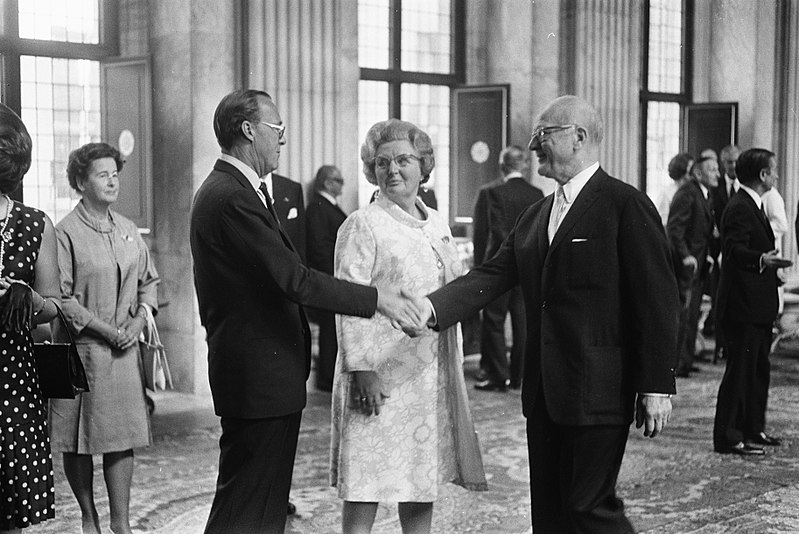 File:Koningin Juliana ontvangt deelnemers aan vergadering Internationaal Olympisch Co, Bestanddeelnr 923-5175.jpg