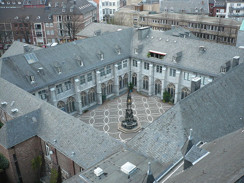 File:Kreuzgang, Aachener Dom 020408.jpg