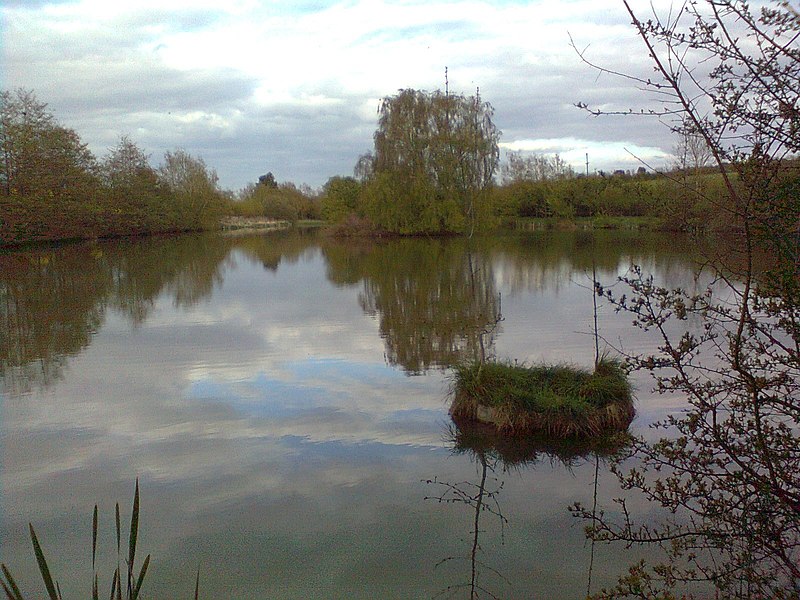 File:Lake south of Sibford Ferris, the drain - geograph.org.uk - 2947499.jpg