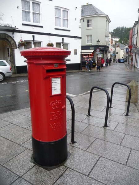 File:Launceston, postbox № PL15 101, Town Square - geograph.org.uk - 3832943.jpg