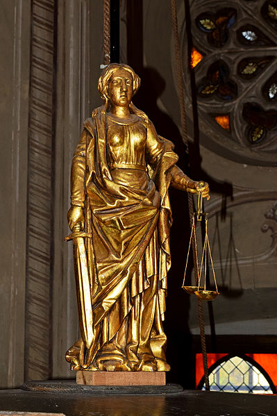 File:Laxenburg - Franzensburg - Skulptur Justitia am Richtertisch.jpg