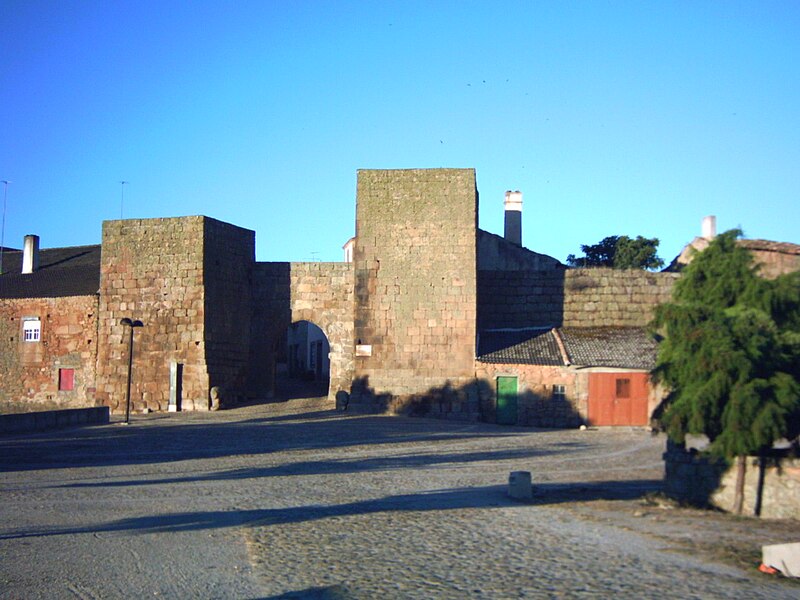 File:Le village fortifié de Castelo Mendo.JPG