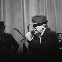 Djuna Barnes i en damtrilby på 1920-talet, och Leonard Cohen i en modern herrvariant.