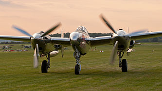 English: Red Bull (The Flying Bulls) Lockheed P-38L Lightning (reg. N25Y, cn 422-8509, built in 1944). Engine: 2 × Allison V1710 (2 × 1.475 hp). Deutsch: Red Bull (The Flying Bulls) Lockheed P-38L Lightning (Reg. N25Y, cn 422-8509, Baujahr 1944). Antrieb: 2 × Allison V1710 (2 × 1.475 PS).