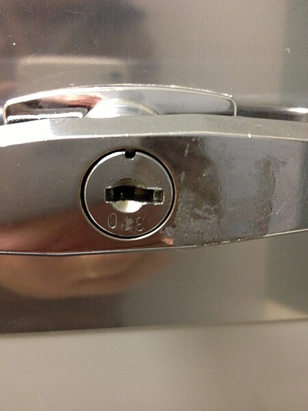 File:Locking handle.JPG