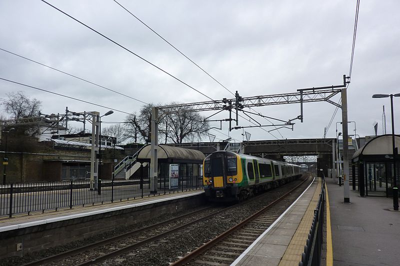 File:London Midland train at Tring Station.jpg