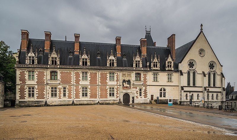 File:Louis XII wing of the castle of Blois 01.jpg