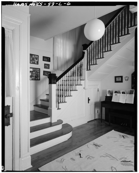 File:MAIN ENTRY AND STAIRWAY OF 629 GRANT AVE., LOOKING SOUTH. - Fort Leavenworth, Building No. 184, 629-631 Grant Avenue, Leavenworth, Leavenworth County, KS HABS KANS,52-LEAV,1-L-6.tif