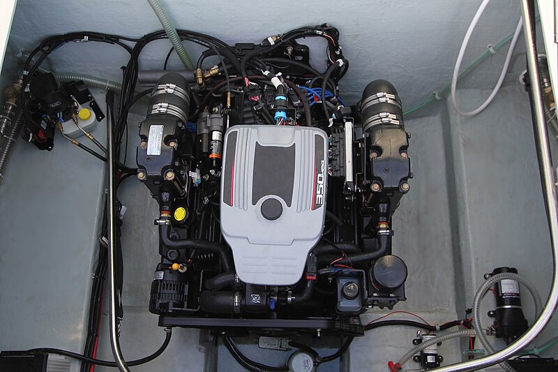 File:MOTEUR in-board 300 CV WIMBI BOATS® Mercury.jpg