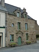 Maison du XVIIe siècle, située place de l'Église dont la façade et la toiture sont classées depuis 1926.