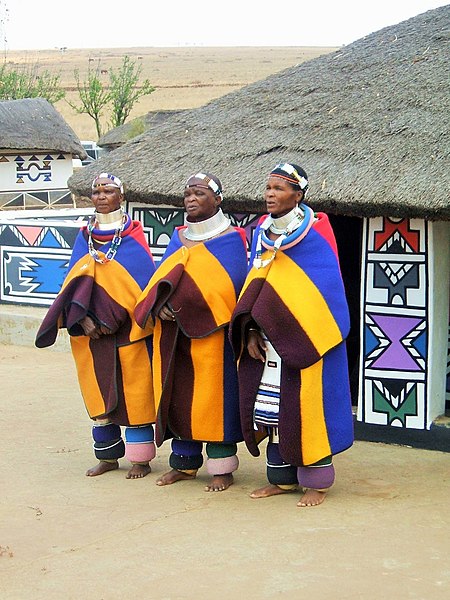 File:Mapoch.- Femmes Ndebele in Cultural Village (2).jpg