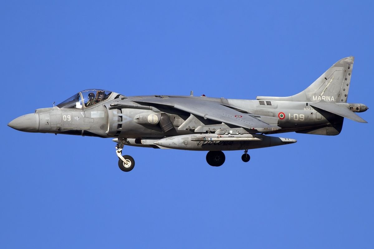 File:Marina Militare McDonnell Douglas AV-8B Harrier II+.jpg - Wikipedia
