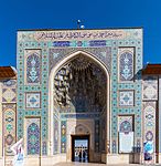 Ovanför ingången står det "Sayyid Mir Ahmad ibn Musa al-Kazim, frid vare med honom", på arabiska.