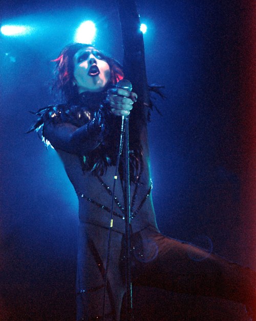 Manson performing on the Mechanical Animals Tour in 1998