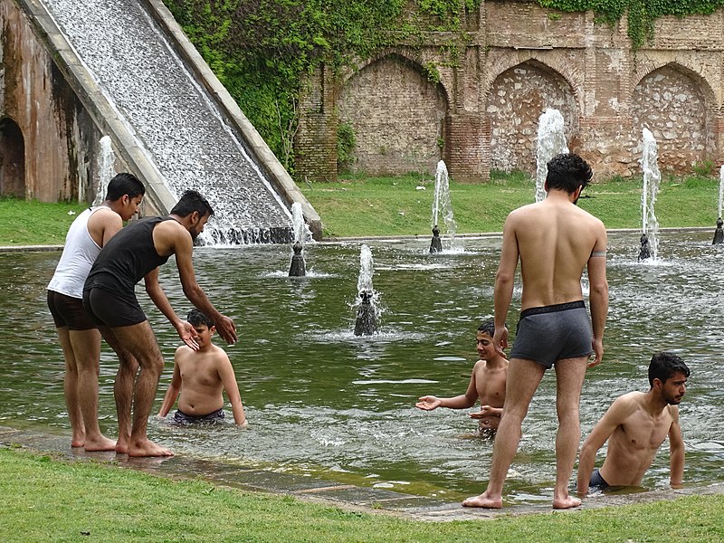 File:Men Bathing - Nishat Bagh Garden - Srinagar - Jammu & Kashmir - India (26808827116).jpg