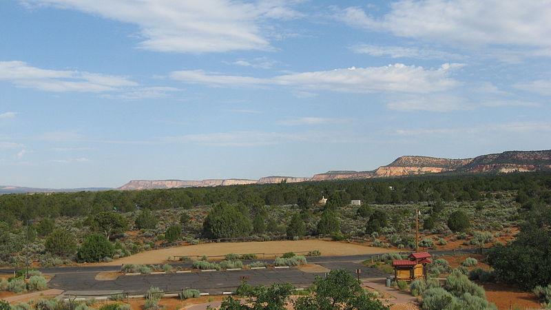 File:Mesas from Coral Pink Sand Dunes.JPG