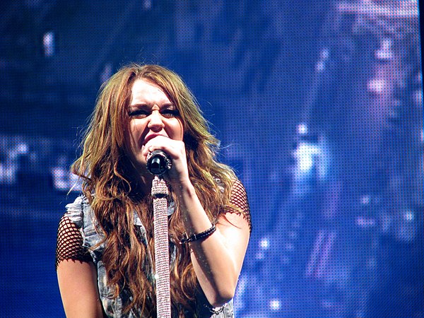 Cyrus performing "Party in the U.S.A." on her Wonder World Tour