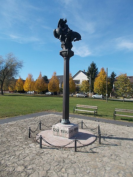 File:Millecentenáriumi lovas szobor, Szérüskert, 2017 Törökbálint.jpg