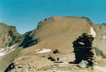 Summit cairn and, in the background, the Taou Blanc. Mont-Tout-Blanc da Punta Leynir.png