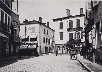 Carrefour des Quatre Cantons depuis la rue Frédéric-Bastiat en direction du premier magasin des Nouvelles-Galeries, vers 1900.